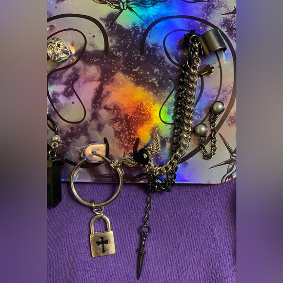 Hot Topic Mix and Match Pierced Earrings and Ear Cuff Set  (11 on card) - Picture 4 of 6